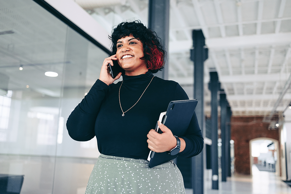 Ways-to-improve-listening-skills Employee using listening skills at work